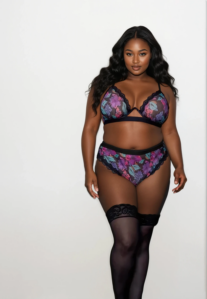 Midnight Bloom Set – Plus-Size Black Lace Lingerie Set featuring adjustable straps and flattering fit